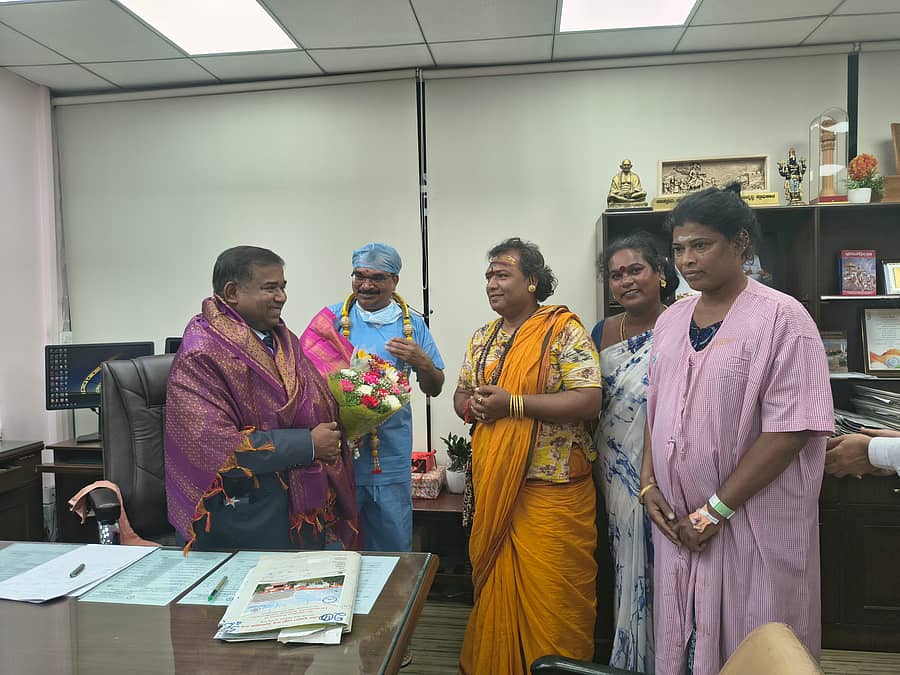 ಡಾ.ಬಿ. ದಿನೇಶ್ ಹಾಗೂ ಡಾ.ಎಚ್.ಎಸ್. ನಟರಾಜ್ ಶೆಟ್ಟಿ ಅವರನ್ನು ಶಸ್ತ್ರಚಿಕಿತ್ಸೆಗೆ ಒಳಗಾದ ಲಿಂಗತ್ವ ಅಲ್ಪಸಂಖ್ಯಾತೆ ಸಹಾಯಕರು ಗೌರವಿಸಿದರು