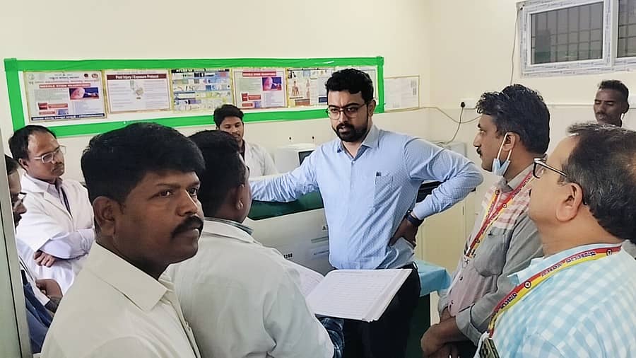 ಗೌರಿಬಿದನೂರು ನಗರದ ತಾಯಿ ಮತ್ತು ಮಕ್ಕಳ ಆಸ್ಪತ್ರೆಗೆ ಜಿಲ್ಲಾ ಪಂಚಾಯಿತಿ ಸಿಇಒ ನವೀನ್ ಭಟ್ ದಿಢೀರ್ ಭೇಟಿ ನೀಡಿ ಪರಿಶೀಲನೆ ನಡೆಸಿದರು