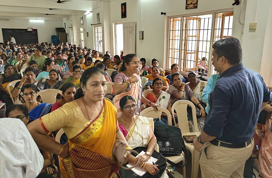 ಹಿಂದುಳಿದ ವರ್ಗಗಳ ಆಯೋಗ ಕೈಗೊಂಡಿರುವ ಸಾಮಾಜಿಕ ಮತ್ತು ಶೈಕ್ಷಣಿಕ ಸಮೀಕ್ಷೆಗೆ ನಿಯೋಜನೆಗೊಂಡಿರುವ ಕಾರವಾರ ತಾಲ್ಲೂಕಿನ ಶಿಕ್ಷಕಿಯರು ಗೊಂದಲದ ಕುರಿತು ತಹಶೀಲ್ದಾರ್ ನಿಶ್ಚಲ್ ನೊರ್ಹೋನಾ ಅವರೊಂದಿಗೆ ಚರ್ಚಿಸಿದರು