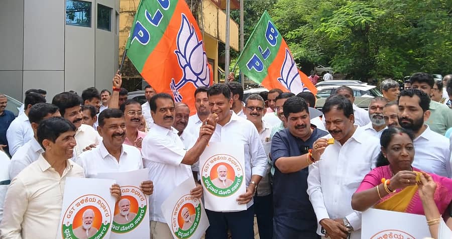 ಜಿಎಸ್ಟಿ ಪ್ರಮಾಣವನ್ನು ಕಡಿಮೆ ಮಾಡಿದ್ದಕ್ಕೆ ಸಂಭ್ರಮಾಚರಣೆ ನಡೆಸಿದ ಬಿಜೆಪಿ ಮುಖಂಡರು ಪರಸ್ಪರ ಸಿಹಿ ತಿನ್ನಿಸಿದರು
