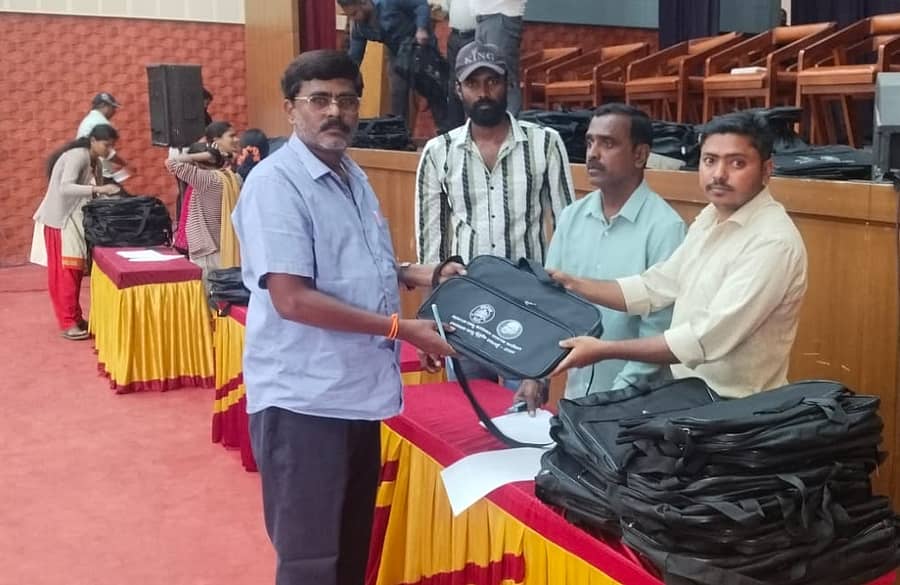 ಮೈಸೂರು ಜಿಲ್ಲೆಯ ಪಿರಿಯಾಪಟ್ಟಣದಲ್ಲಿ ಸಾಮಾಜಿಕ, ಆರ್ಥಿಕ, ಶೈಕ್ಷಣಿಕ ಸಮೀಕ್ಷೆಗೆ ಕಿಟ್ಗಳನ್ನು ಶಿಕ್ಷಕರಿಗೆ ಸೋಮವಾರ ವಿತರಿಸಲಾಯಿತು
