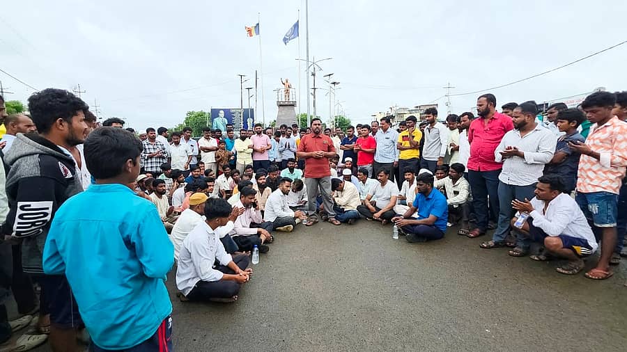 ಯಡ್ರಾಮಿ ಪಟ್ಟಣದಲ್ಲಿ ತಡರಾತ್ರಿ ಗೋಡೆ ಕುಸಿದು ಬಾಲಕಿ ಮೃತಪಟ್ಟಿದ್ದರೂ ಅಧಿಕಾರಿಗಳು ಹಾಗೂ ಶಾಸಕರು ಬಾರದೇ ಇರುವುದರಿಂದ ಡಾ.ಅಂಬೇಡ್ಕರ್ ವೃತ್ತದಲ್ಲಿ ವಿವಿಧ ಸಂಘಟನೆಯವರು ಸೋಮವಾರ ರಸ್ತೆ ತಡೆ ನಡೆಸಿ ಪ್ರತಿಭಟಿಸಿದರು.