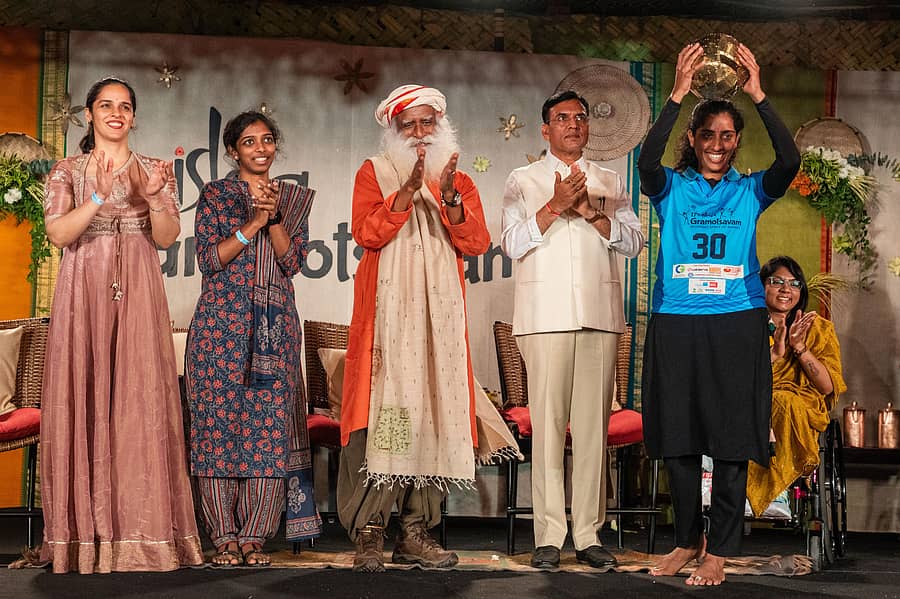 (ಎಡದಿಂದ) ಬ್ಯಾಡ್ಮಿಂಟನ್ ತಾರೆ ಸೈನಾ ನೆಹ್ವಾಲ್, ಚೆಸ್ ಗ್ರ್ಯಾಂಡ್ಮಾಸ್ಟರ್ ವೈಶಾಲಿ.ಆರ್., ಕೇಂದ್ರ ಕ್ರೀಡಾ ಸಚಿವ ಮನ್ಸುಖ್ ಮಾಂಡವೀಯ, ಈಶ ಫೌಂಡೇಶನ್ ಸಂಸ್ಥಾಪಕ ಸದ್ಗುರು ಜಗ್ಗಿ ವಾಸುದೇವ್, ಪ್ಯಾರಾಲಿಂಪಿಯನ್ ಭಾವಿನಾ ಪಟೇಲ್ ಅವರು 2025ರ ಆವೃತ್ತಿಯ ಗ್ರಾಮೋತ್ಸವ ‘ಗ್ರ್ಯಾಂಡ್ ಫಿನಾಲೆ’ ಕಾರ್ಯಕ್ರಮದಲ್ಲಿ ಭಾಗಿಯಾಗಿದ್ದರು