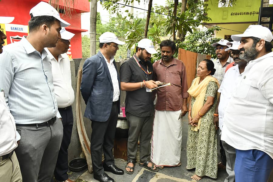 ರಾಜ್ಯ ಹಿಂದುಳಿದ ವರ್ಗಗಳ ಆಯೋಗದಿಂದ ರಾಜ್ಯದಾದ್ಯಂತ ಕೈಗೊಂಡಿರುವ ಸಾಮಾಜಿಕ, ಆರ್ಥಿಕ, ಶೈಕ್ಷಣಿಕ ಸಮೀಕ್ಷಾ ಕಾರ್ಯ ಜಿಲ್ಲೆಯ ಹಿರಿಯ ಅಧಿಕಾರಿಗಳ ಸಮ್ಮುಖದಲ್ಲಿ ನಗರದ ಗುಗ್ಗರ ಹಟ್ಟಿಯ ವೆಂಕಟಮ್ಮ ಕಾಲೋನಿಯಲ್ಲಿ ಆರಂಭವಾಯಿತು. ಮೇಯರ್ ಮುಲ್ಲಂಗಿ ನಂದೀಶ್, ಜಿಲ್ಲಾಧಿಕಾರಿ ನಾಗೇಂದ್ರ ಪ್ರಸಾದ್ ಕೆ., ಜಿಲ್ಲಾ ಪಂಚಾಯಿತಿ ಸಿಇಒ ಮೊಹಮದ್ ಹ್ಯಾರಿಸ್ ಸುಮೇರ್ ಇದ್ದರು