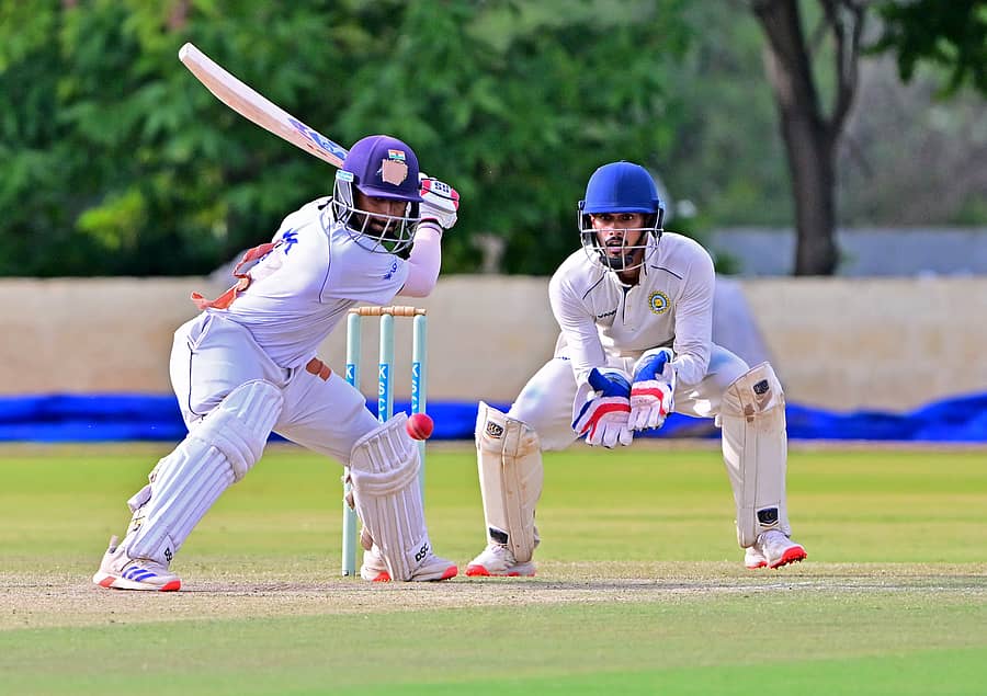 ಆಲೂರಿನಲ್ಲಿರುವ ನಡೆಯುತ್ತಿರುವ ಪಂದ್ಯದಲ್ಲಿ ಕೃತಿಕ್ ಕೃಷ್ಣ ಅವರ ಹೊಡೆತದ ಬಂಗಿ
ಪ್ರಜಾವಾಣಿ ಚಿತ್ರ/ ಕೃಷ್ಣ ಕುಮಾರ್ ಪಿ.ಎಸ್.