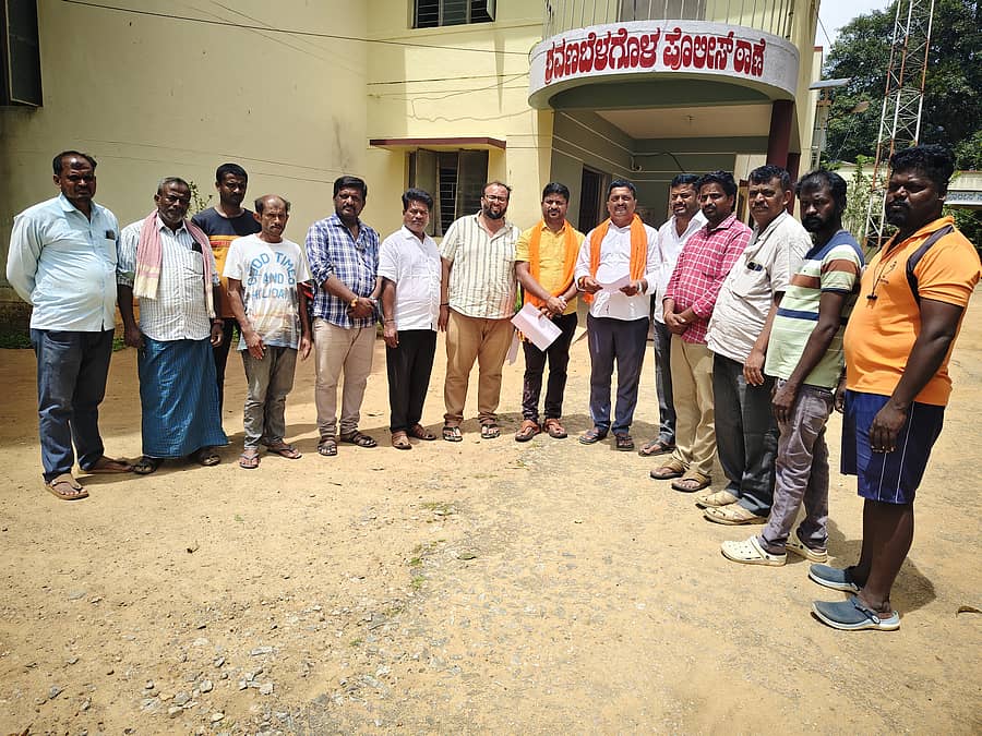 ಶ್ರವಣಬೆಳಗೊಳ ಪೊಲೀಸ್ ಠಾಣೆ ಮುಂಭಾಗದಲ್ಲಿ ಬಿ.ಎಂ.ರವಿ ಅವರನ್ನು ಬಂಧಿಸಿ ಬಿಡುಗಡೆಗೊಳಿಸಿದ ಸಂದರ್ಭದಲ್ಲಿ ಜಮಾವಣೆಗೊಂಡಿದ್ದ ಬಿಜೆಪಿ ಮತ್ತು ಹಿಂದೂ ಮುಖಂಡರುಗಳಾದ ಸಿ.ಆರ್.ಚಿದಾನಂದ್ ರೂಪೇಶ್, ಮಂಜು ಗುರಿಗಾರನಹಳ್ಳಿ ಸಾಗರ್ ಗೌಡ, ಕುಮಾರ್, ಮಂಜುನಾಥ, ಚಂದ್ರರಾಜ್, ರಾಜೇಶ್, ಮಂಜು ಬೋವಿ ಇತರರು ಪಾಲ್ಗೊಂಡಿದ್ದರು.