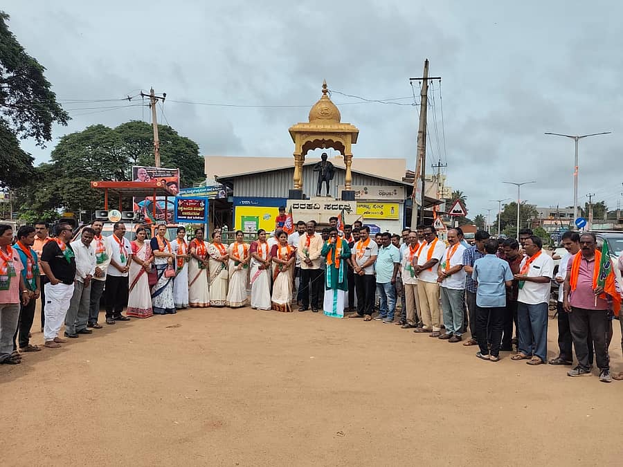 ಹಿರೇಕೆರೂರ ಪಟ್ಟಣದ ಸರ್ವಜ್ಞ ವೃತ್ತದಲ್ಲಿ ಸೋಮವಾರ ಬಿಜೆಪಿ ವಿಜಯೋತ್ಸವ ಆಚರಿಸಿತು