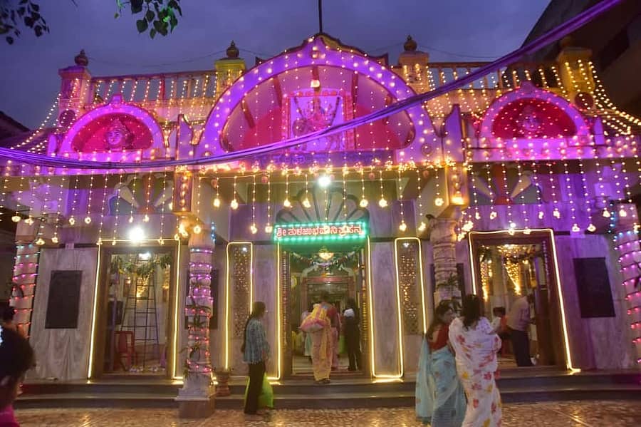 ನವರಾತ್ರಿ ಪ್ರಯುಕ್ತ ಹುಬ್ಬಳ್ಳಿಯ ತುಳಜಾಭವಾನಿ ದೇವಸ್ಥಾನವನ್ನು ಸೋಮವಾರ ವಿದ್ಯುತ್ ದೀಪಗಳಿಂದ ಅಲಂಕರಿಸಲಾಗಿತ್ತು