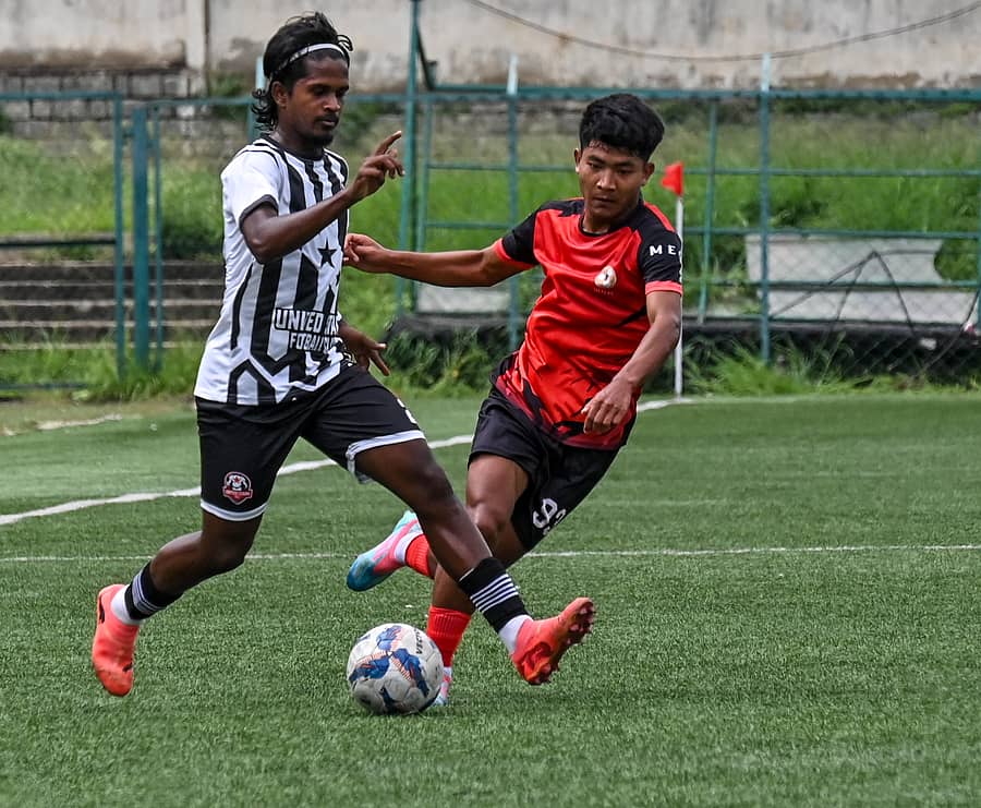 <div class="paragraphs"><p>ಯುನೈಟೆಡ್ ಸ್ಟಾರ್ಸ್ ಎಫ್ಸಿ ತಂಡದ ಆ್ಯಬಿ ಎಸ್. (ಎಡ) ಹಾಗೂ ಎಂಇಜಿ ಆ್ಯಂಡ್ ಸೆಂಟರ್ ಎಫ್ಸಿ ತಂಡದ ಹೆಂಗೌಲಲ್ ಕಿಪ್ಜೆನ್ ಅವರು ಚೆಂಡಿಗಾಗಿ ಪೈಪೋಟಿ ನಡೆಸಿದರು –</p></div>