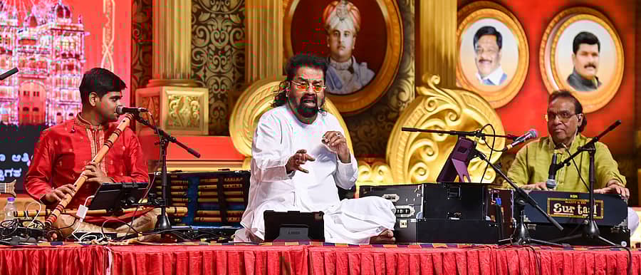 ಮೈಸೂರಿನ ಅರಮನೆ ವೇದಿಕೆಯಲ್ಲಿ ಸೋಮವಾರ ಗಾಯಕ ಹರಿಹರನ್ ಹರಿಸಿದ ಗಾನ ಲಹರಿ –ಪ್ರಜಾವಾಣಿ ಚಿತ್ರ