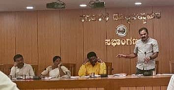 ದೊಡ್ಡಬಳ್ಳಾಪುರ ನಗರಸಭೆಯಲ್ಲಿ ಸೋಮವಾರ ನಡೆದ ಸರ್ವ ಸದಸ್ಯರ ಸಭೆಯಲ್ಲಿ ಸ್ಥಾಯಿ ಸಮಿತಿ ಅಧ್ಯಕ್ಷ ವಿ.ಎಸ್.ರವಿಕುಮಾರ್ ಮಾತನಾಡಿದರು