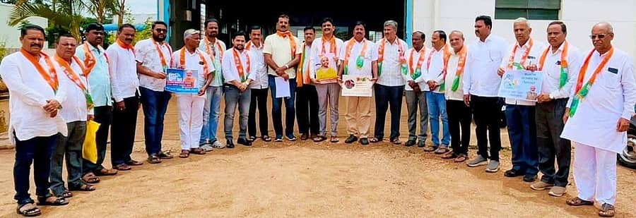 ಬಿಜೆಪಿ ಗದಗ ಜಿಲ್ಲಾ ಘಟಕ, ವ್ಯಾಪಾರಸ್ಥರು, ವಾಣಿಜ್ಯೋದ್ಯಮಿಗಳಿಂದ ಸಂಭ್ರಮಾಚರಣೆ ನಡೆಯಿತು