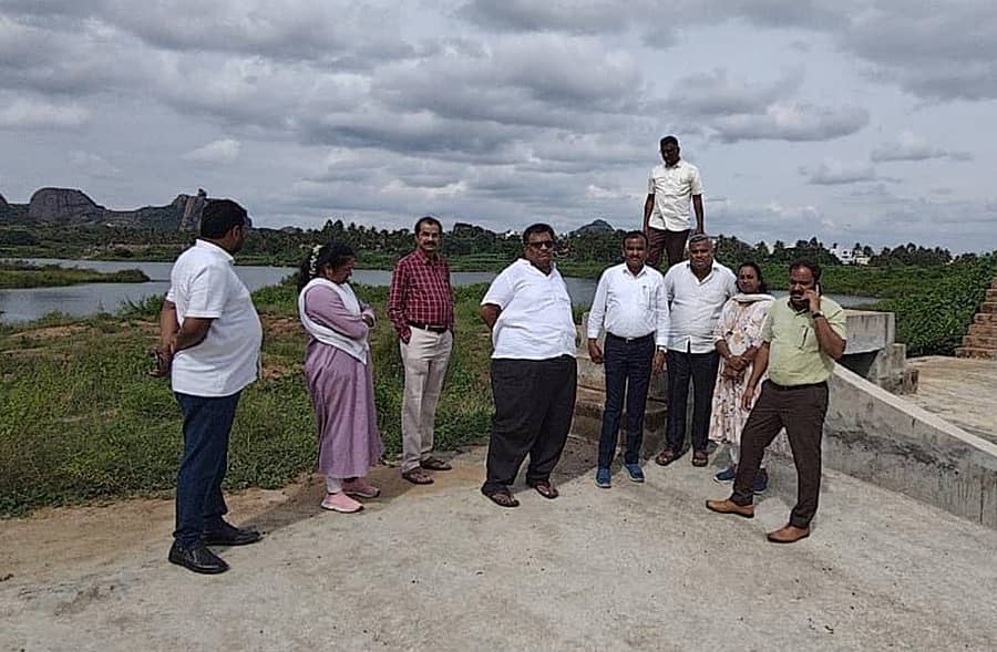 ರಾಮನಗರ ನಗರಸಭೆ ವ್ಯಾಪ್ತಿಯ ವಿವಿಧ ವಾರ್ಡ್‌ಗಳಲ್ಲಿ ನಡೆಯುತ್ತಿರುವ ಅಭಿವೃದ್ಧಿ ಕಾಮಗಾರಿಗಳನ್ನು ನಗರಸಭೆ ಅಧ್ಯಕ್ಷ ಕೆ. ಶೇಷಾದ್ರಿ ಶಶಿ, ಹೆಚ್ಚುವರಿ ಜಿಲ್ಲಾಧಿಕಾರಿ ಆರ್. ಚಂದ್ರಯ್ಯ ಪರಿಶೀಲಿಸಿದರು. ಪೌರಾಯುಕ್ತ ಡಾ. ಜಯಣ್ಣ  ಹಾಗೂ ಅಧಿಕಾರಿಗಳು ಇದ್ವಾರೆ