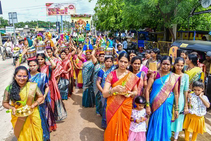 ಕೊಪ್ಪಳ ನಗರದ ಗೋವಿಂದರಾಯನ ಗುಡಿ ಆವರಣದಲ್ಲಿ ದುರ್ಗಾದೇವಿ ಮಿತ್ರ ಮಂಡಳಿಯಿಂದ ಪ್ರತಿಷ್ಠಾಪಿಸಲಾಗುವ ದುರ್ಗಾದೇವಿ ಮೂರ್ತಿ ಮೆರವಣಿಗೆಯಲ್ಲಿ ಕುಂಭ, ಕಳಸ ಹೊತ್ತ ಮಹಿಳೆಯರು ಸಾಗಿದರು