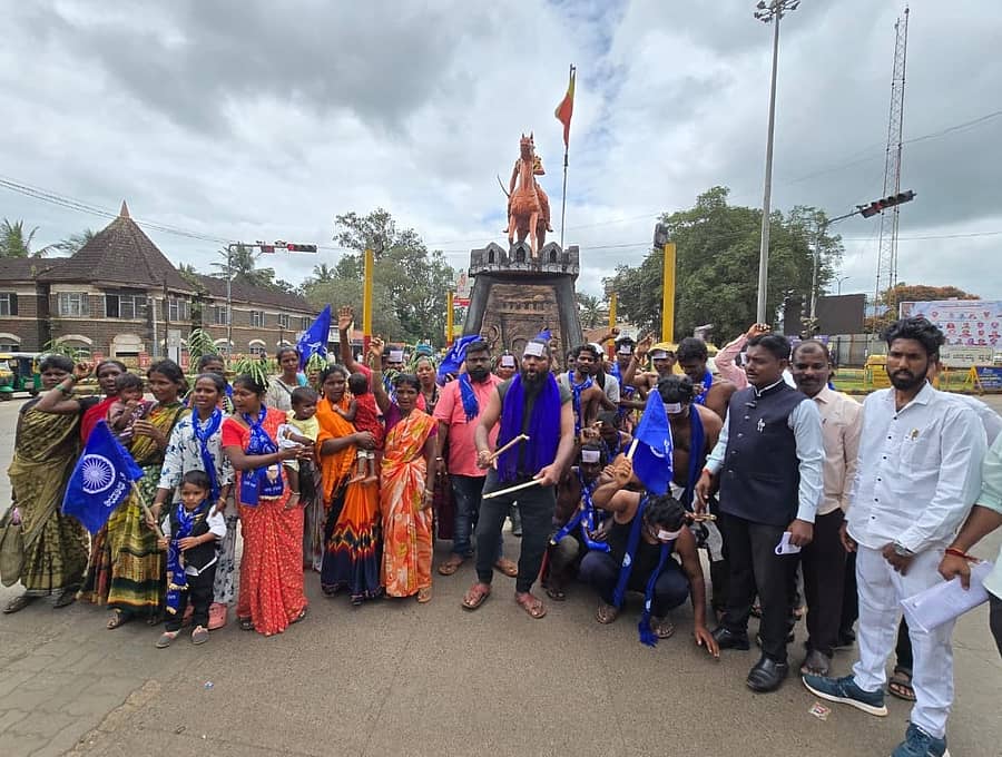 ಬೆಳಗಾವಿಯ ರಾಣಿ ಚನ್ನಮ್ಮನ ವೃತ್ತದಲ್ಲಿ ಹಕ್ಕಿಪಿಕ್ಕಿ ಸಮುದಾಯದವರು ಸೋಮವಾರ ಪ್ರತಿಭಟನೆ ನಡೆಸಿದರು  ಪ್ರಜಾವಾಣಿ ಚಿತ್ರ