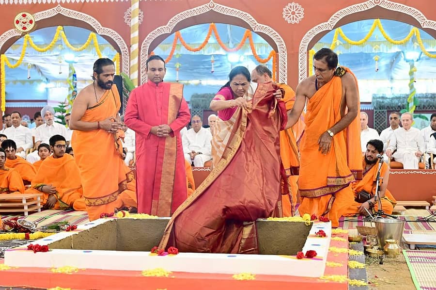 ಚಿಕ್ಕಬಳ್ಳಾಪುರ ತಾಲ್ಲೂಕಿ ಮುದ್ದೇನಹಳ್ಳಿಯ ಸತ್ಯಸಾಯಿ ಗ್ರಾಮದಲ್ಲಿ  ನವರಾತ್ರಿ ಅಂಗವಾಗಿ ನಡೆದ ಅತಿ ರುದ್ರ ಮಹಾ ಯಜ್ಞದಲ್ಲಿ ಸದ್ಗುರು ಮಧುಸೂದನ ಸಾಯಿ, ಸಚಿವೆ ಶೋಭಾ ಕರಂದ್ಲಾಜೆ ಪಾಲ್ಗೊಂಡಿದ್ದರು