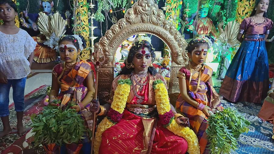 ಕೆಜಿಎಫ್ ಎಸ್ಟಿ ಬ್ಲಾಕ್ನಲ್ಲಿ ಸೋಮವಾರ ಶುರುವಾದ ನವರಾತ್ರಿ ಪೂಜೆ ಕಾರ್ಯಕ್ರಮದಲ್ಲಿ ಕಾಣಿಸಿಕೊಂಡ ಜಯ ವಿಜಯ ಸಮೇತ ಮಹಾದುರ್ಗೆ ವೇಷದ ಬಾಲಕಿಯರು