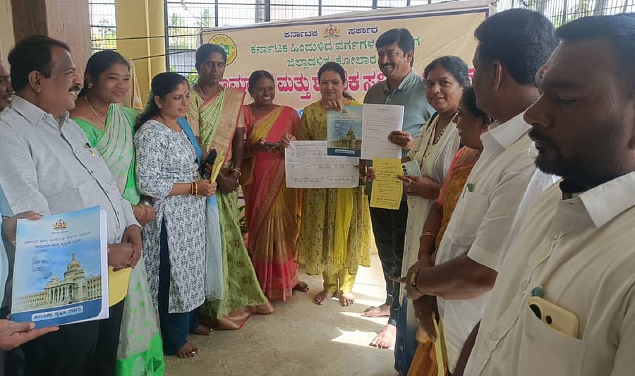 ಕೋಲಾರದಲ್ಲಿ ಸೋಮವಾರ ವಿಧಾನ ಪರಿಷತ್‌ ಸದಸ್ಯ ಎಂ.ಎಲ್‌.ಅನಿಲ್‌ ಕುಮಾರ್‌ ಮಾಹಿತಿ ನೀಡಿರುವ ಮೂಲಕ ಸಾಮಾಜಿಕ ಹಾಗೂ ಶೈಕ್ಷಣಿಕ ಸಮೀಕ್ಷೆಗೆ ಚಾಲನೆ ನೀಡಿದರು
