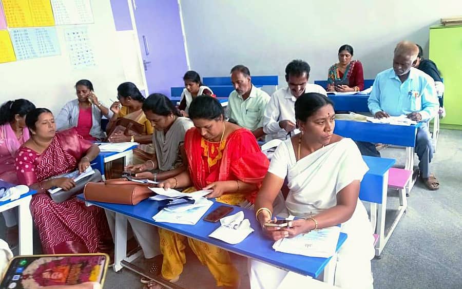 ಚನ್ನಪಟ್ಟಣದ ಬಾಲಕಿಯರ ಸರ್ಕಾರಿ ಪದವಿ ಪೂರ್ವ ಕಾಲೇಜಿನಲ್ಲಿ ಸಾಮಾಜಿಕ ಹಾಗೂ ಶೈಕ್ಷಣಿಕ ಸಮೀಕ್ಷೆಗೆ ನಿಯೋಜನೆಗೊಂಡಿರುವ ಶಿಕ್ಷಕರಿಗೆ ಗಣತಿ ಕಾರ್ಯದ ಮಾಹಿತಿ ನೀಡಲಾಯಿತು.