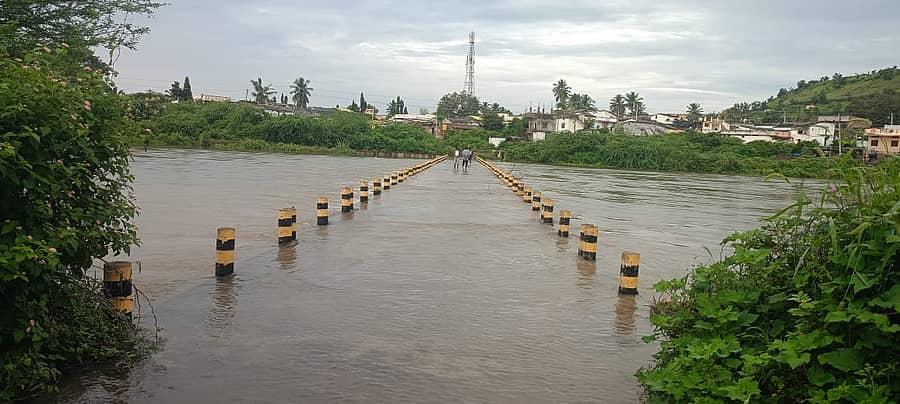 <div class="paragraphs"><p>ಕಲಬುರಗಿ ಜಿಲ್ಲೆಯ ಚಿಂಚೋಳಿ ತಾಲ್ಲೂಕಿನ ಕನಕಪುರ ಬ್ರಿಜ್ ಕಂ ಬ್ಯಾರೇಜು ಮುಳುಗಿರುವುದು</p></div>