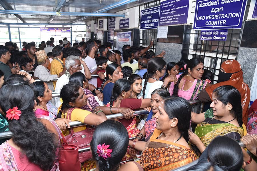 ಹಾವೇರಿ ಜಿಲ್ಲಾಸ್ಪತ್ರೆಯ ಚೀಟಿ ಕೌಂಟರ್ ಎದುರು ಸೋಮವಾರ ಕಿಕ್ಕಿರಿದು ಸೇರಿದ್ದ ಜನರು