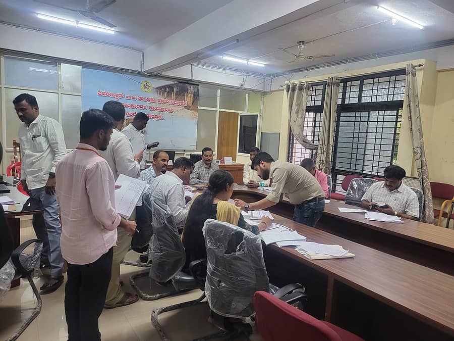 ಶಿವಮೊಗ್ಗದ ತಹಶೀಲ್ದಾರ್ ಕಚೇರಿಯಲ್ಲಿ ಸೋಮವಾರ ಲೋಕಾಯುಕ್ತ ಡಿವೈಎಸ್ಪಿ ಬಿ.ಪಿ.ಚಂದ್ರಶೇಖರ ನೇತೃತ್ವದಲ್ಲಿ ಅಧಿಕಾರಿಗಳು ಕಡತಗಳ ಪರಿಶೀಲನೆ ನಡೆಸಿದರು