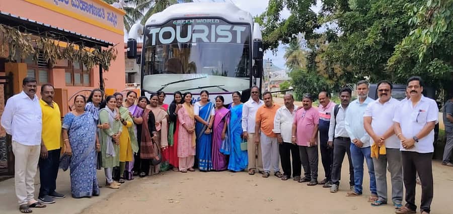 ಕೊಳ್ಳೇಗಾಲ ಇಲ್ಲಿನ ನಗರಸಭೆ ಅಧ್ಯಕ್ಷರು, ಸದಸ್ಯರು ಹಾಗೂ ಕೆಲ ಸಿಬ್ಬಂದಿ ನಾಲ್ಕು ದಿನಗಳ ಕಾಲ ಅಮೃತ್ ನಿರ್ಮಲ್ ನಗರ ಯೋಜನೆಯಡಿ ಶೈಕ್ಷಣಿಕ ಪ್ರವಾಸಕ್ಕೆ ಸೋಮವಾರ ಹೊರಟರು