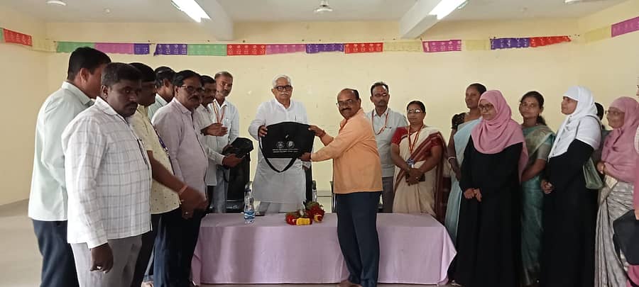 ರೋಣ ಪಟ್ಟಣದ ಗುರುಭವನದಲ್ಲಿ ಸಾಮಾಜಿಕ ಹಾಗೂ ಶೈಕ್ಷಣಿಕ ಸಮೀಕ್ಷೆಯ ಗಣತಿದಾರರಿಗೆ ಶಾಸಕ ಜಿ.ಎಸ್. ಪಾಟೀಲ ಕಿಟ್ ವಿತರಿಸಿದರು