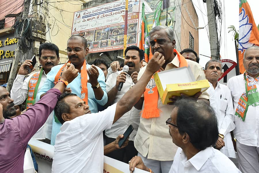 ಸರಕು ಮತ್ತು ಸೇವೆಗಳ ಮೇಲಿನ ತೆರಿಗೆಯನ್ನು ಕಡಿತಗೊಳಿಸಿದ ಪರಿಷ್ಕೃತ ಜಿಎಸ್ಟಿ ಜಾರಿಯಾದ ಹಿನ್ನೆಲೆಯಲ್ಲಿ ಬಿಜೆಪಿ ಕಾರ್ಯಕರ್ತರು ಬಳ್ಳಾರಿ ನಗರದಲ್ಲಿ ಸೋಮವಾರ ಸಂಭ್ರಮಾಚರಣೆ ಮಾಡಿದರು.
