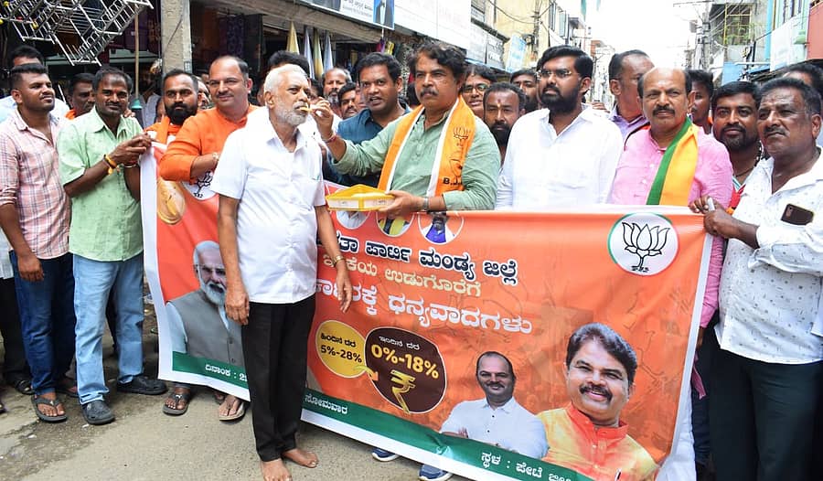ಕೇಂದ್ರ ಸರ್ಕಾರ ಜಿಎಸ್ಟಿ ದರ ಇಳಿಕೆ ಮಾಡಿರುವುದನ್ನು ಸ್ವಾಗತಿಸಿ, ಜಿಲ್ಲಾ ಬಿಜೆಪಿ ಘಟಕದ ವತಿಯಿಂದ ಮಂಡ್ಯ ನಗರದ ಪೇಟೆಬೀದಿಯಲ್ಲಿ ಸೋಮವಾರ ನಡೆದ ಸಂಭ್ರಮಾಚರಣೆ ವೇಳೆ ವಿಧಾನಸಭೆ ವಿರೋಧಪಕ್ಷದ ನಾಯಕ ಆರ್.ಅಶೋಕ್ ಅವರು ವರ್ತಕರಿಗೆ ಸಿಹಿ ತಿನ್ನಿಸಿದರು. ಬಿಜೆಪಿ ಜಿಲ್ಲಾ ಘಟಕದ ಅಧ್ಯಕ್ಷ ಇಂದ್ರೇಶ್, ಇಂಡುವಾಳು ಸಚ್ಚಿದಾನಂದ, ಸಿದ್ದರಾಮಯ್ಯ ಪಾಲ್ಗೊಂಡಿದ್ದರು