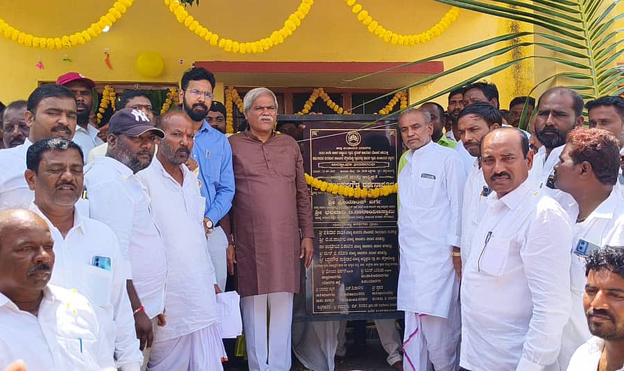 ಕೆಂಭಾವಿ ಸಮೀಪ ಹೆಗ್ಗಣದೊಡ್ಡಿ ಗ್ರಾಮದಲ್ಲಿ ಸೋಮವಾರ ನೂತನ ಗ್ರಾಮ ಪಂಚಾಯಿತಿ ಕಟ್ಟಡವನ್ನು ಜಿಲ್ಲಾ ಉಸ್ತುವಾರಿ ಸಚಿವ ಶರಣಬಸಪ್ಪ ದರ್ಶನಾಪೂರ ಉದ್ಘಾಟಿಸಿದರು