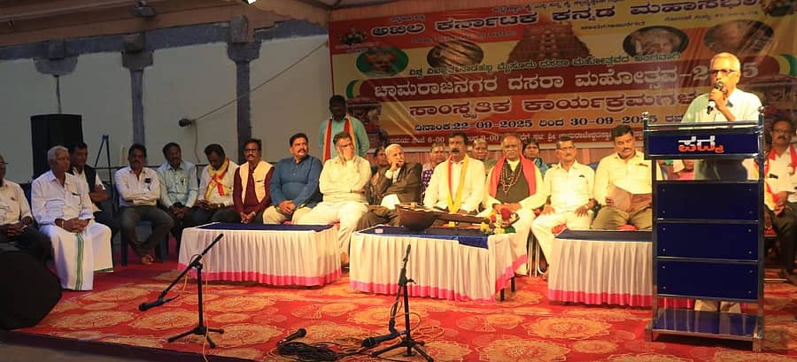 ಅಖಿಲ ಕರ್ನಾಟಕ ಕನ್ನಡ ಮಹಸಭಾ ವತಿಯಿಂದ ಮೈಸೂರು ದಸರಾ ಮಹೋತ್ಸವದ ಅಂಗವಾಗಿ ಗುರುವಾರ ಚಾಮರಾಜೇಶ್ವರ ದೇವಸ್ಥಾನದ ಆವರಣದಲ್ಲಿ ಆಯೋಜಿಸಿದ್ದ ದಸರಾ ಸಾಂಸ್ಕೃತಿಕ ಉತ್ಸವದಲ್ಲಿ ರಂಗಕರ್ಮಿ ಕೆ.ವೆಂಕಟರಾಜು ಮಾತನಾಡಿದರು