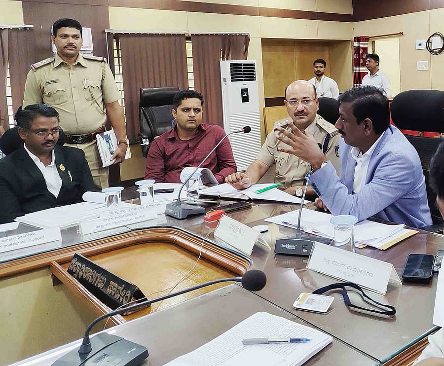 ಹಾವೇರಿ ಜಿಲ್ಲಾಧಿಕಾರಿ ಕಚೇರಿ ಸಭಾಂಗಣದಲ್ಲಿ ಇತ್ತೀಚೆಗೆ ನಡೆದ ‘ಪರಿಶಿಷ್ಟ ಜಾತಿ, ಪರಿಶಿಷ್ಟ ಪಂಗಡಗಳ ಜನರ ಮೇಲಿನ ದೌರ್ಜನ್ಯ ನಿಯಂತ್ರಣ ಹಾಗೂ ಜಿಲ್ಲಾ ಜಾಗೃತಿ ಸಮಿತಿ ಸಭೆ’ಯಲ್ಲಿ ಜಿಲ್ಲಾಧಿಕಾರಿ ವಿಜಯ ಮಹಾಂತೇಶ ದಾನಮ್ಮನವರ ಮಾತನಾಡಿದರು