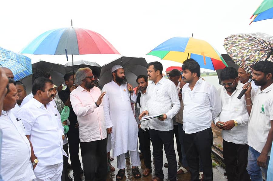 ಹುಲಸೂರ ತಾಲ್ಲೂಕಿನ ಮುಸ್ತಾಪುರ ಗ್ರಾಮದ ಬಳಿಯ ಚುಳಕಿನಾಲಾ ಜಲಾಶಯಕ್ಕೆ ಸೋಮವಾರ ಮಧ್ಯಾಹ್ನ ಜಿಲ್ಲಾ ಉಸ್ತುವಾರಿ ಸಚಿವ ಈಶ್ವರ ಖಂಡ್ರೆ ಅವರು ಭೇಟಿ ನೀಡಿ ಜಲಾಶಯದ ಸ್ಥಿತಿಗತಿಗಳನ್ನು ಪರಿಶೀಲಿಸಿದರು