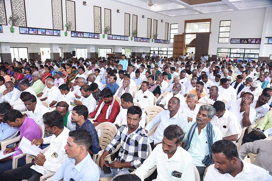 ಹಾವೇರಿಯ ಸಿದ್ದರಾಮೇಶ್ವರ ಕಲ್ಯಾಣ ಮಂಟಪದಲ್ಲಿ ಸೋಮವಾರ ನಡೆದ ಹಾವೆಮುಲ್ ವಾರ್ಷಿಕ ಸಭೆಯಲ್ಲಿ ಪಾಲ್ಗೊಂಡಿದ್ದ ಒಕ್ಕೂಟದ ಸದಸ್ಯರು