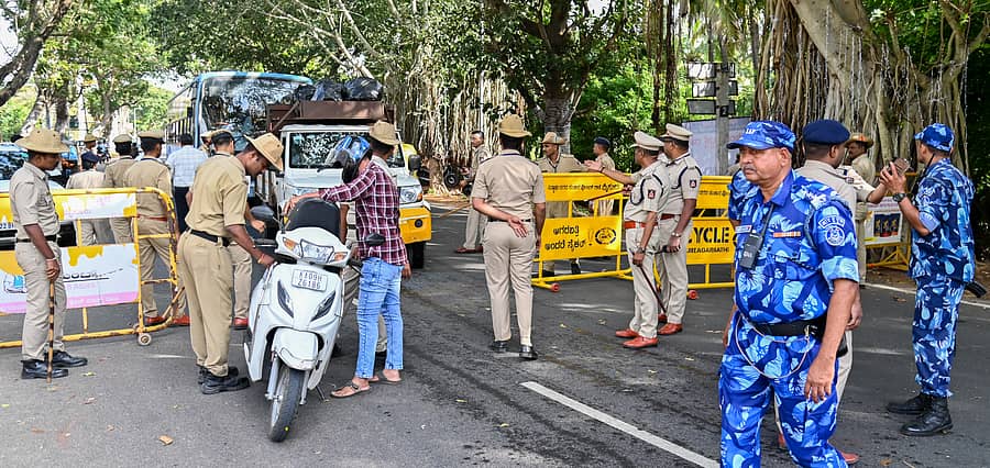 ದಸರಾ ಮಹೋತ್ಸವ ಉದ್ಘಾಟನಾ ಕಾರ್ಯಕ್ರಮ ಅಂಗವಾಗಿ ಚಾಮುಂಡಿ ಬೆಟ್ಟಕ್ಕೆ ಪ್ರವೇಶಿಸುವವರನ್ನು ತಾವರೆಕಟ್ಟೆ ಬಳಿ ಪೊಲೀಸರು ಪರಿಶೀಲಿಸಿದರು ಪ್ರಜಾವಾಣಿ ಚಿತ್ರ: ಅನೂಪ್ ರಾಘ. ಟಿ.
