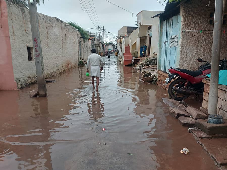 ಬಾದಾಮಿಯಲ್ಲಿ ಅಗಸ್ತ್ಯತೀರ್ಥ ಹೊಂಡದ ನೀರು ಓಣಿಗಳಲ್ಲಿ ಹರಿಯುತ್ತಿರುವುದು