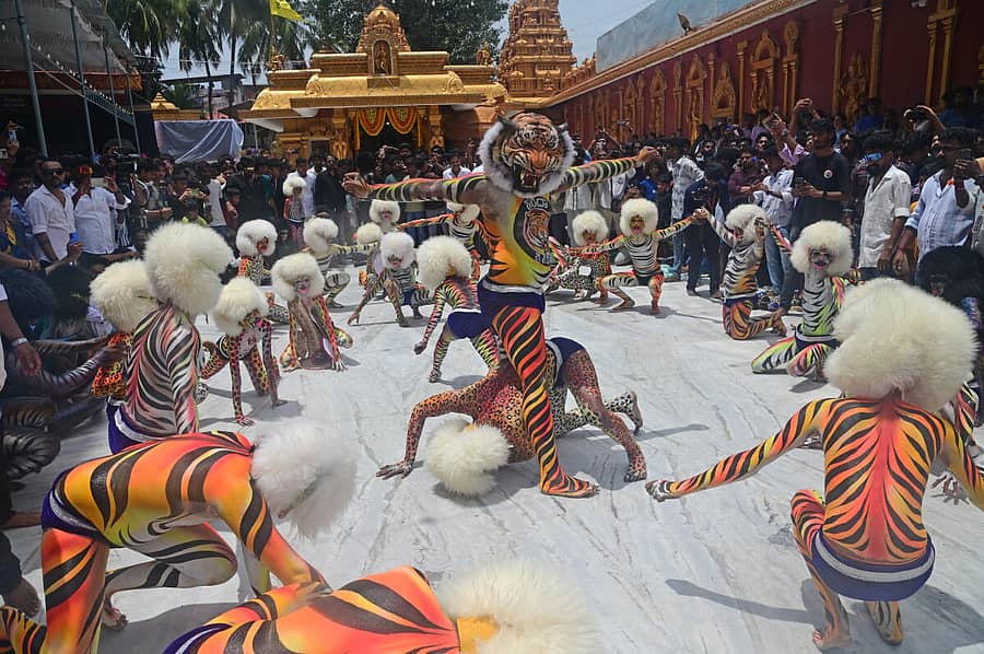 <div class="paragraphs"><p>ದಸರಾ ಪ್ರಯುಕ್ತ ಮಂಗಳೂರಿನ ಕುದ್ರೋಳಿ ಶ್ರೀ ಗೋಕರ್ಣನಾಥೇಶ್ವರ ದೇಗುಲದ ಆವರಣದಲ್ಲಿ ಸೋಮವಾರ ನಡೆದ ಹುಲಿಕುಣಿತ ಪ್ರದರ್ಶನ ಗಮನ ಸೆಳೆಯಿತು</p></div>