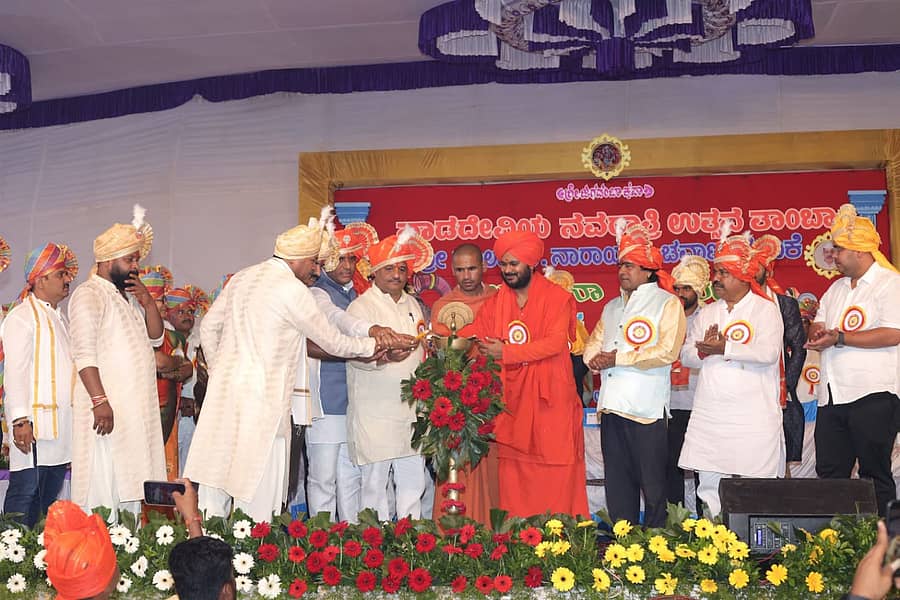 ತಾಂಬಾ ಅಂಬಾಭವಾನಿ ಎಜುಕೇಶನ್ ಟ್ರಸ್ಟ ಹಮ್ಮಿಕೊಂಡ ನಾಡದೇವಿ ನವರಾತ್ರಿ ಉತ್ಸವ ಸಿಂದಗಿ ಶಾಸಕ ಅಶೋಕ ಮನಗೂಳಿ ಮತ್ತು ನಾಗಠಾಣ ಮಾಜಿ ಶಾಸಕ ದೇವಾನಂದ ಎಫ್ ಚವ್ಹಾಣ ಉದ್ಘಾಟಿಸುತ್ತಿರುವುದು.