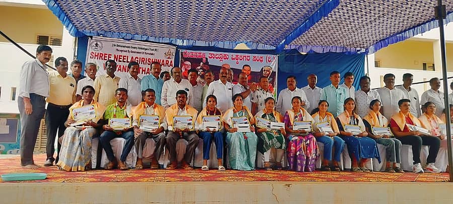 ವಿಜಯಪುರದ ಶ್ರೀನೀಲಗೀರಿಶ್ವರ ವಿದ್ಯಾನಿಕೇತನ ಶಾಲೆಯಲ್ಲಿ ದೇವನಹಳ್ಳಿ ತಾಲ್ಲೂಕು ಒಕ್ಕಲಿಗರ ಸಂಘದಿಂದ ನಡೆದ ಪ್ರತಿಭಾ ಪುರಸ್ಕಾರ ಕಾರ್ಯಕ್ರಮದಲ್ಲಿ ವಿದ್ಯಾರ್ಥಿಗಳನ್ನು ಸತ್ಕರಿಸಲಾಯಿತು