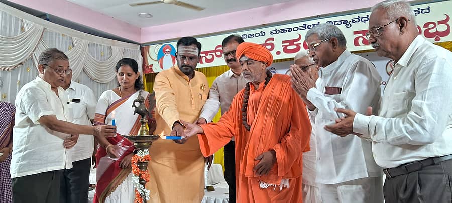 ಇಳಕಲ್ ವಿಜಯ ಮಹಾಂತೇಶ ವಿದ್ಯಾವರ್ಧಕ ಸಂಘದ ನೂತನ ಶ್ರೀ ವಿಜಯ ಮಹಾಂತೇಶ ಕಾನೂನು ಮಹಾವಿದ್ಯಾಲಯವನ್ನು ಶಾಸಕ ವಿಜಯಾನಂದ ಕಾಶಪ್ಪನವರ ಉದ್ಘಾಟಿಸಿದರು. ಗುರುಮಹಾಂತ ಶ್ರೀ, ಶಿವರುದ್ರಪ್ಪ ಗೊಂಗಡಶೆಟ್ಟಿ, ಎಂ.ವಿ.ಪಾಟೀಲ, ದಿಲೀಪ ದೇವಗಿರಿಕರ ಇದ್ದರು.