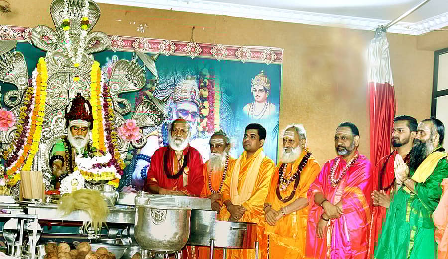 ಬಸವಕಲ್ಯಾಣದಲ್ಲಿ ಸೋಮವಾರ ದಸರಾ ಧರ್ಮ ಸಮ್ಮೇಳನದ ಪ್ರಥಮ ದಿನ ಬಾಳೆಹೊನ್ನೂರು ರಂಭಾಪುರಿ ಪೀಠದ ವೀರಸೋಮೇಶ್ವರ ಶಿವಾಚಾರ್ಯರು ಇಷ್ಟಲಿಂಗ ಮಹಾಪೂಜೆ ನೆರವೆರಿಸಿದರು. ತಡೋಳಾ ರಾಜೇಶ್ವರ ಶಿವಾಚಾರ್ಯರು, ತ್ರಿಪುರಾಂತ ಅಭಿನವ ಘನಲಿಂಗ ರುದ್ರಮುನಿ ಶಿವಾಚಾರ್ಯರು ಪಾಲ್ಗೊಂಡಿದ್ದರು