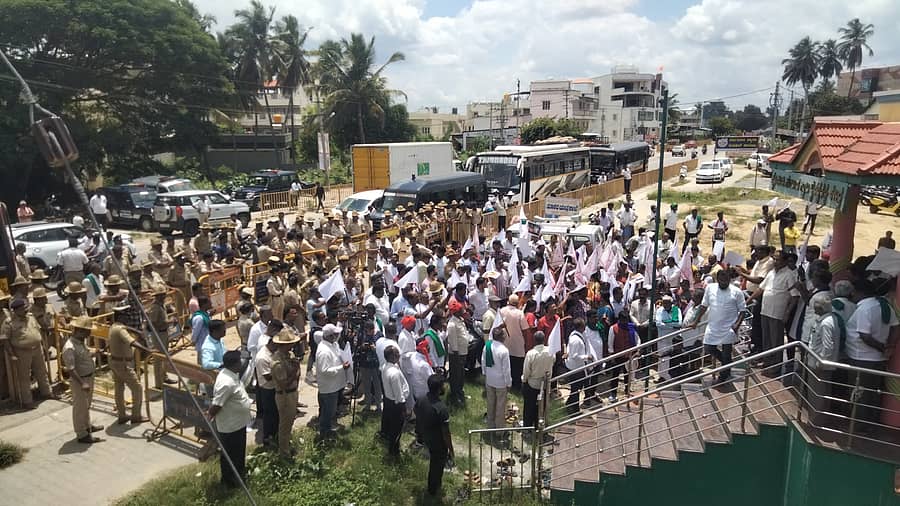 ಮದ್ದೂರಿನಲ್ಲಿ ಸೋಮವಾರ ‘ಸಾಮರಸ್ಯ ನಡಿಗೆ’ ಅಂಗವಾಗಿ ಟಿಎಪಿಸಿಎಂಎಸ್‌ ಆವರಣದಲ್ಲಿ ವಿವಿಧ ಪ್ರಗತಿಪರ ಸಂಘಟನೆಗಳ ವತಿಯಿಂದ ಸಭೆ ನಡೆಯಿತು