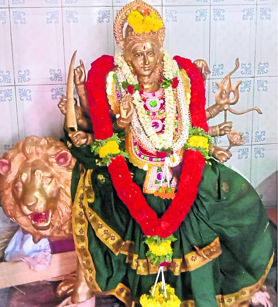 <div class="paragraphs"><p><strong>ಶ್ರೀರಂಗಪಟ್ಟಣದಲ್ಲಿ ಅ.4ರಂದು ನಡೆಯುವ ದಸರಾ ಉತ್ಸವದಲ್ಲಿ ಆನೆಯ ಮೇಲೆ ಪ್ರತಿಷ್ಠಾಪಿಸುವ 250 ಕೆ.ಜಿ ತೂಕದ ಚಾಮುಂಡೇಶ್ವರಿ ದೇವಿಯ ಪಂಚ ಲೋಹದ ವಿಗ್ರಹ</strong></p></div><div class="paragraphs"><ul><li><p><br></p></li></ul></div>