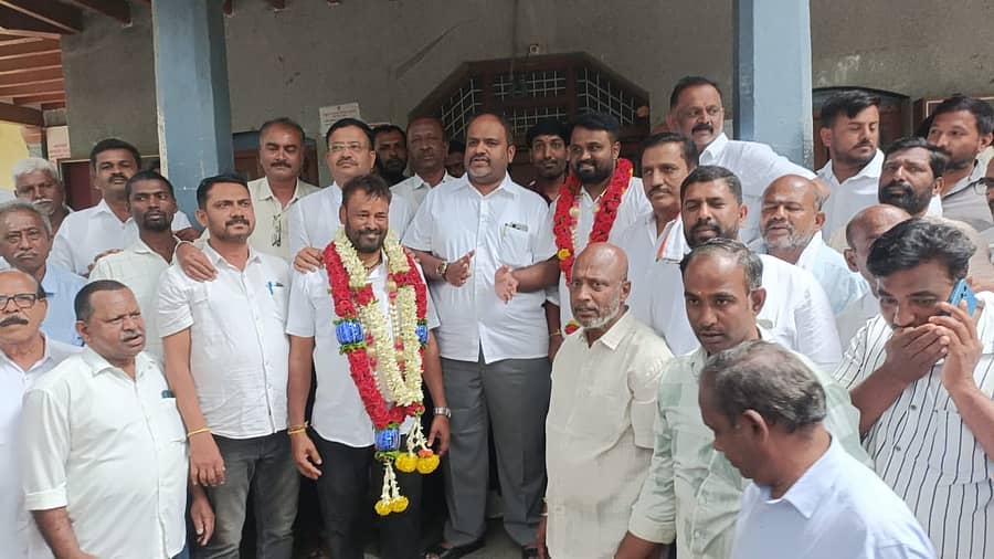 ಗುಂಡ್ಲುಪೇಟೆ ಪಟ್ಟಣದ ಪುರಸಭೆ ಅಧ್ಯಕ್ಷರಾಗಿ ಶಶಿಧರ್ ಪಿ.ದೀಪು, ಉಪಾಧ್ಯಕ್ಷರಾಗಿ ಶ್ರೀನಿವಾಸ್ ಕಣ್ಣಪ್ಪ ಅವಿರೋಧವಾಗಿ ಆಯ್ಕೆಯಾಗುತ್ತಿದ್ದಂತೆ ಶಾಸಕ ಎಚ್.ಎಂ.ಗಣೇಶಪ್ರಸಾದ್ ಶುಭ ಕೋರಿದರು 