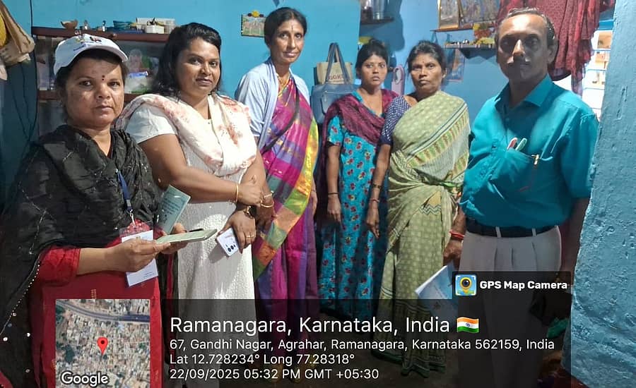 ರಾಮನಗರದ ಗಾಂಧಿನಗರದ ಮನೆಯೊಂದಕ್ಕೆ  ಸೋಮವಾರ ಗಣತಿದಾರರು ತೆರಳಿ ಸಾಮಾಜಿಕ ಮತ್ತು ಶೈಕ್ಷಣಿಕ ಸಮೀಕ್ಷೆ ನಡೆಸಿದರು. ತಾಲ್ಲೂಕು ಬಿಸಿಎಂ ಅಧಿಕಾರಿ ಮಧುಮಾಲಾ ಇದ್ದಾರೆ