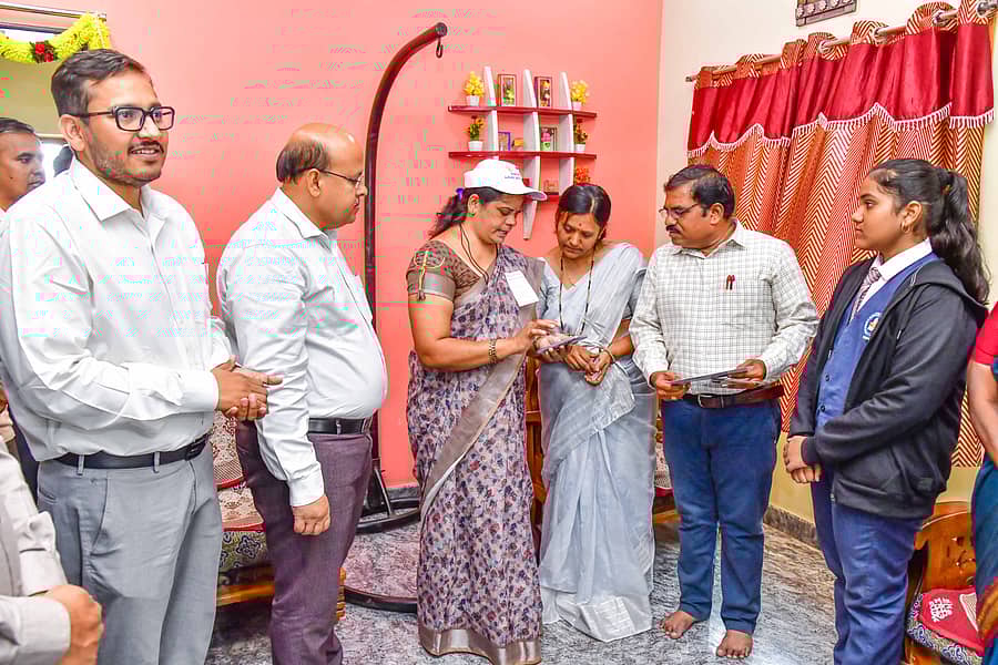 ಕೊಪ್ಪಳದ ಶಶಿಧರ್ ಸವಡಿ ಅವರ ಮನೆಯಲ್ಲಿ ಸೋಮವಾರ ನಡೆದ ಗಣತಿ ಕಾರ್ಯವನ್ನು ಜಿಲ್ಲಾಧಿಕಾರಿ ಸುರೇಶ ಇಟ್ನಾಳ, ಜಿಲ್ಲಾ ಪಂಚಾಯಿತಿ ಸಿಇಒ ವರ್ಣಿತ್ ನೇಗಿ ಪರಿಶೀಲಿಸಿದರು