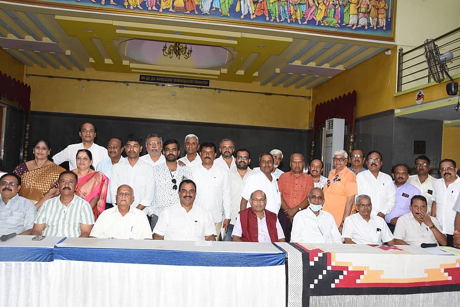 ತುಮಕೂರಿನಲ್ಲಿ ಸೋಮವಾರ ವೀರಶೈವ ಲಿಂಗಾಯತ ಸಮುದಾಯದ ಪ್ರಮುಖರು ಸಭೆ ನಡೆಸಿದರು. ಮುಖಂಡರಾದ ಕೋರಿ ಮಂಜುನಾಥ, ಟಿ.ಬಿ.ಹರೀಶ್, ಸಿದ್ಧಲಿಂಗಮೂರ್ತಿ, ಕೆ.ಜೆ.ರುದ್ರಪ್ಪ, ಟಿ.ಸಿ.ಓಹಿಲೇಶ್ವರ, ಬಿ.ಎಸ್.ಮಂಜುನಾಥ್, ಟಿ.ಆರ್.ಸದಾಶಿವಯ್ಯ, ಸಿದ್ಧಲಿಂಗಸ್ವಾಮಿ, ಶಶಿಧರ್, ಜಿ.ಕೆ.ಸ್ವಾಮಿ ಇತರರು ಉಪಸ್ಥಿತರಿದ್ದರು