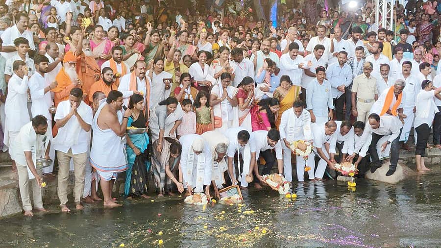 ಸಿಂಧನೂರು ತಾಲ್ಲೂಕಿನ ಮುಕ್ಕುಂದಾ ಗ್ರಾಮದ ಬಳಿ ತುಂಗಭದ್ರಾ ನದಿಗೆ ಬಾಗಿನ ಸಮರ್ಪಣೆ ಮಾಡಲಾಯಿತು