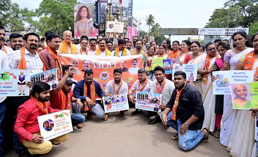 ಹುಬ್ಬಳ್ಳಿಯ ಕೇಶ್ವಾಪುರದ ಸರ್ವೋದಯ ವೃತ್ತದಲ್ಲಿ ಸೋಮವಾರ ಬಿಜೆಪಿ ಕಾರ್ಯಕರ್ತರು ಸಂಭ್ರಮರಣೆ ನಡೆಸಿದರು
ಪ್ರಜಾವಾಣಿ ಚಿತ್ರ